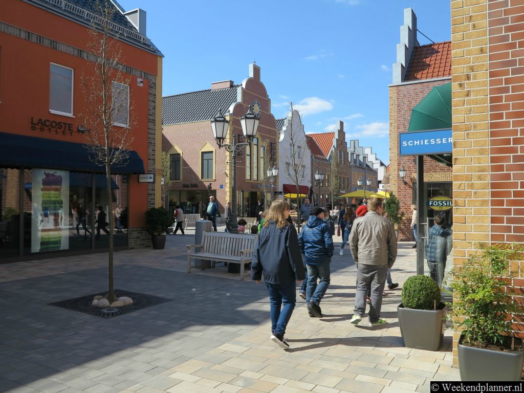 In het winkelcentrum worden merkartikelen met korting verkocht.Tip: Winkelen in het Designer Outlet Ochtrup.